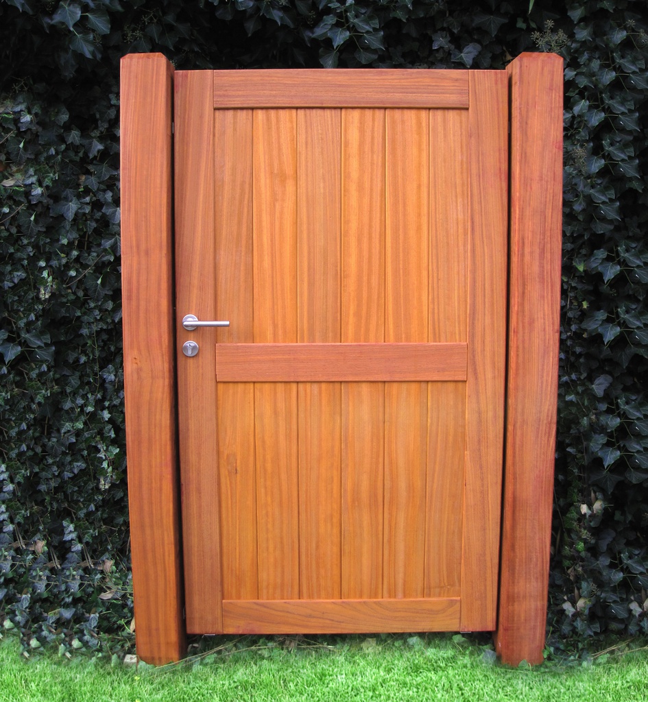Porte rainuré-languette verticale padouk H1,80xL1,00m