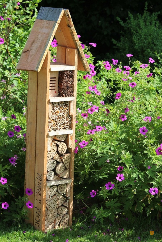 Tour à insectes avec mangeoire